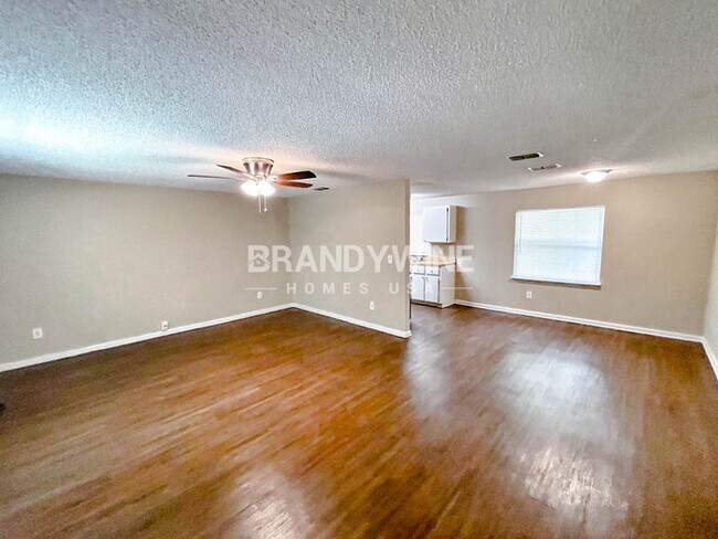 5937 Camaro Dr W in Jacksonville, FL - Foto de edificio - Building Photo