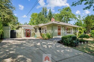 5025 SW Illinois St in Portland, OR - Building Photo - Building Photo