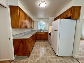 10721 SE Bush St in Portland, OR - Building Photo - Building Photo