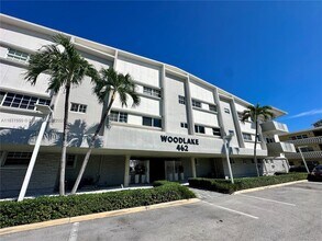 462 Golden Isles Dr in Hallandale Beach, FL - Building Photo - Building Photo
