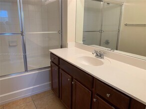 10800 NW 88th Terrace in Doral, FL - Building Photo - Building Photo