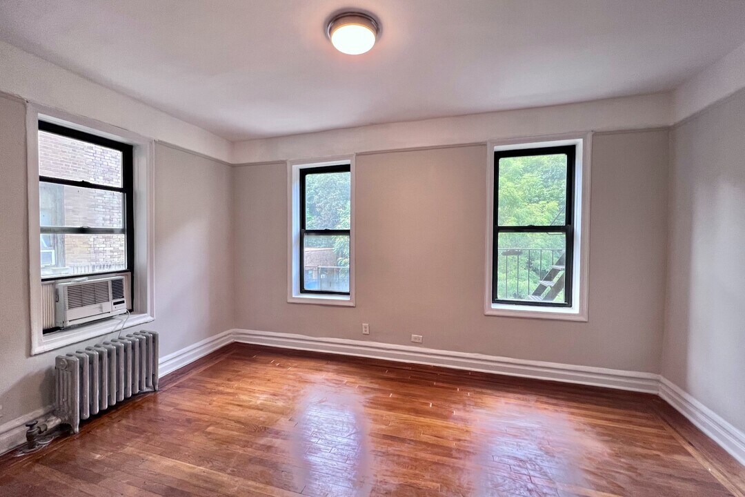 213 Bennett Ave in New York, NY - Building Photo