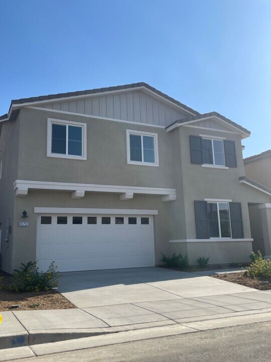 31751 Woodbank Wy in Winchester, CA - Building Photo