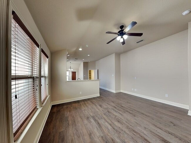 5860 Burgundy Rose Dr in Fort Worth, TX - Foto de edificio - Building Photo