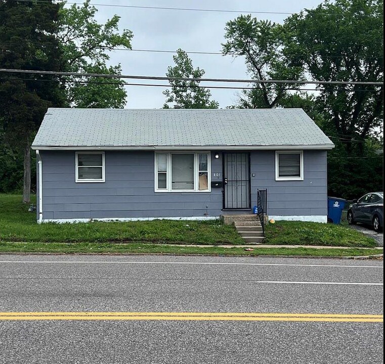 801 Chambers Rd in Ferguson, MO - Building Photo