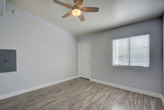 950 Seven Hills Dr in Henderson, NV - Building Photo - Building Photo