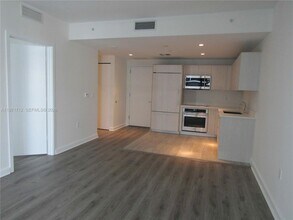 45 SW 9th St, Unit 2807 in Miami, FL - Foto de edificio - Building Photo