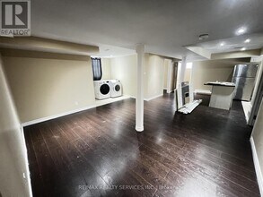 7 Glengowan St in Whitby, ON - Building Photo - Building Photo