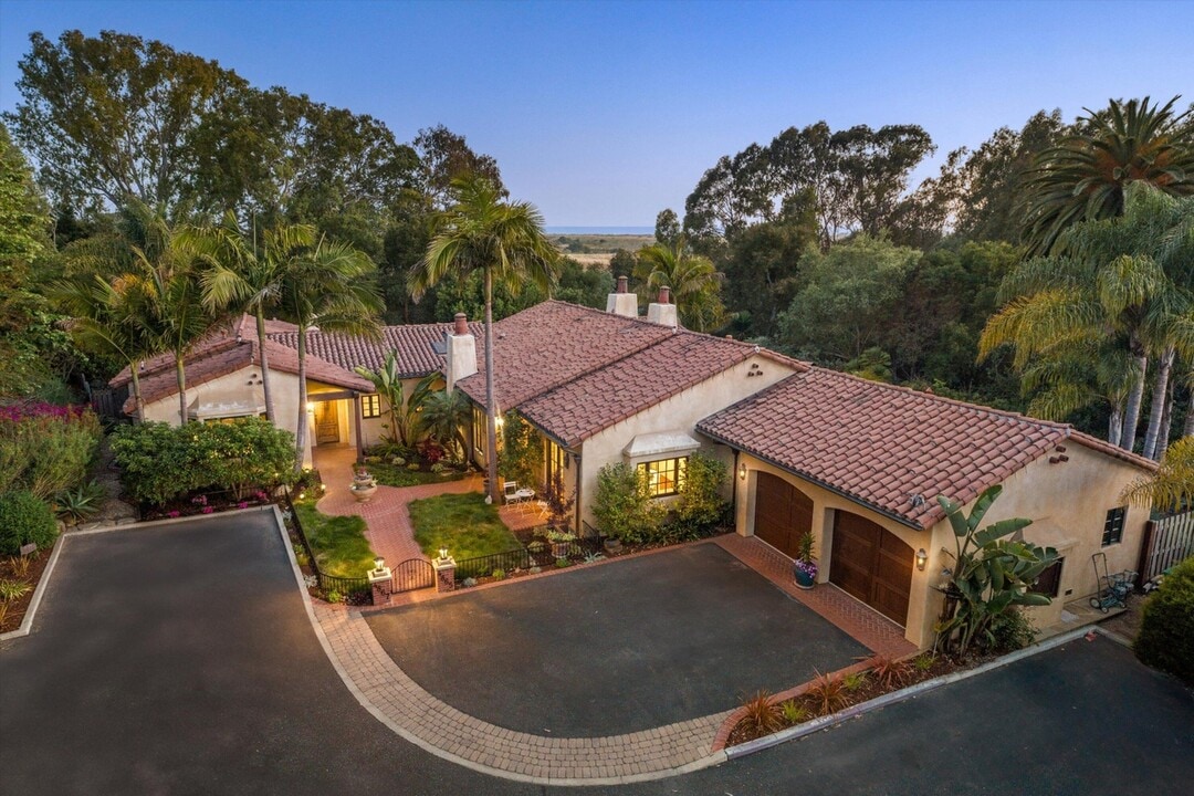 4865 Vieja Dr in Santa Barbara, CA - Building Photo