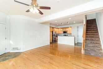 5675 Harrington Falls Ln in Alexandria, VA - Foto de edificio - Building Photo