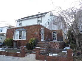 18 Leach St in Lynbrook, NY - Building Photo