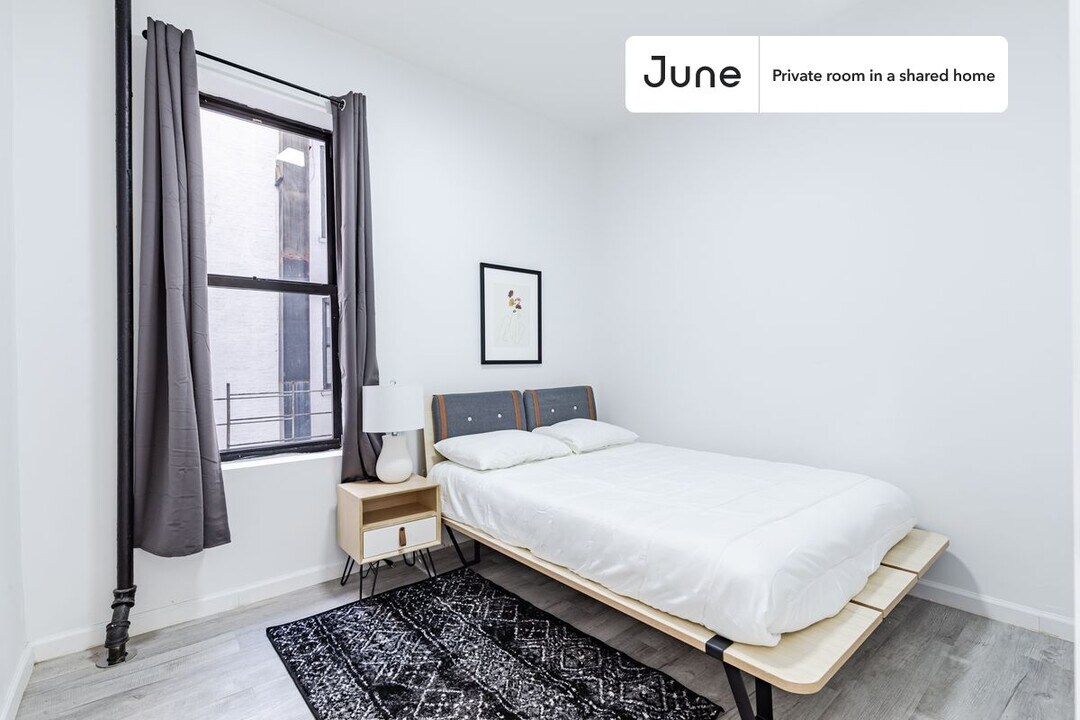 Private bedroom in 4 bed/1 bath Home in New York, NY - Building Photo