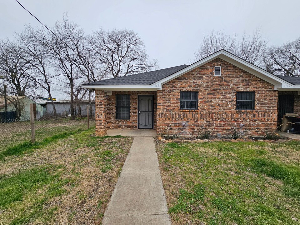 1613 Herald St in Dallas, TX - Building Photo