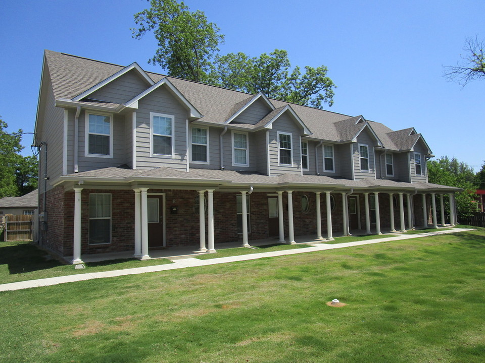 Aberdeen in Commerce, TX - Building Photo