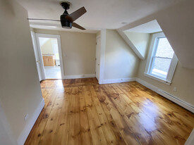 13 Aubin St, Unit 3 in Amesbury, MA - Foto de edificio - Building Photo