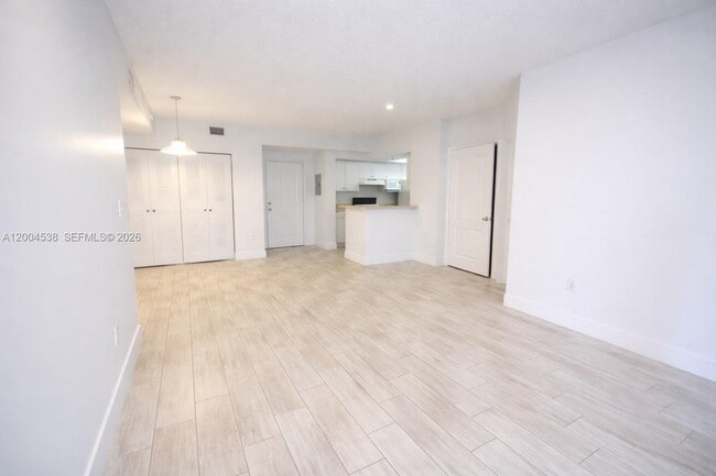 5085 NW 7th St in Miami, FL - Building Photo - Building Photo