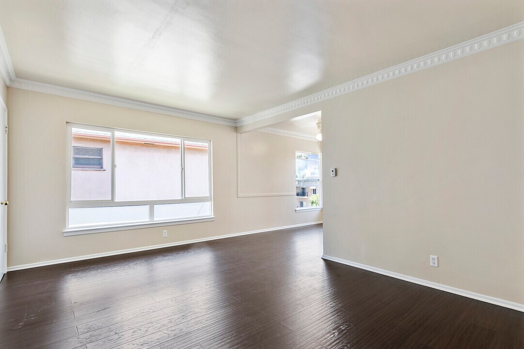 1369 S Burnside Ave in Los Angeles, CA - Building Photo