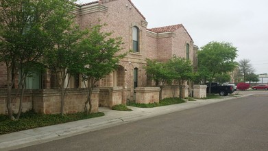 Tuscany Luxury Townhomes in Laredo, TX - Foto de edificio - Building Photo