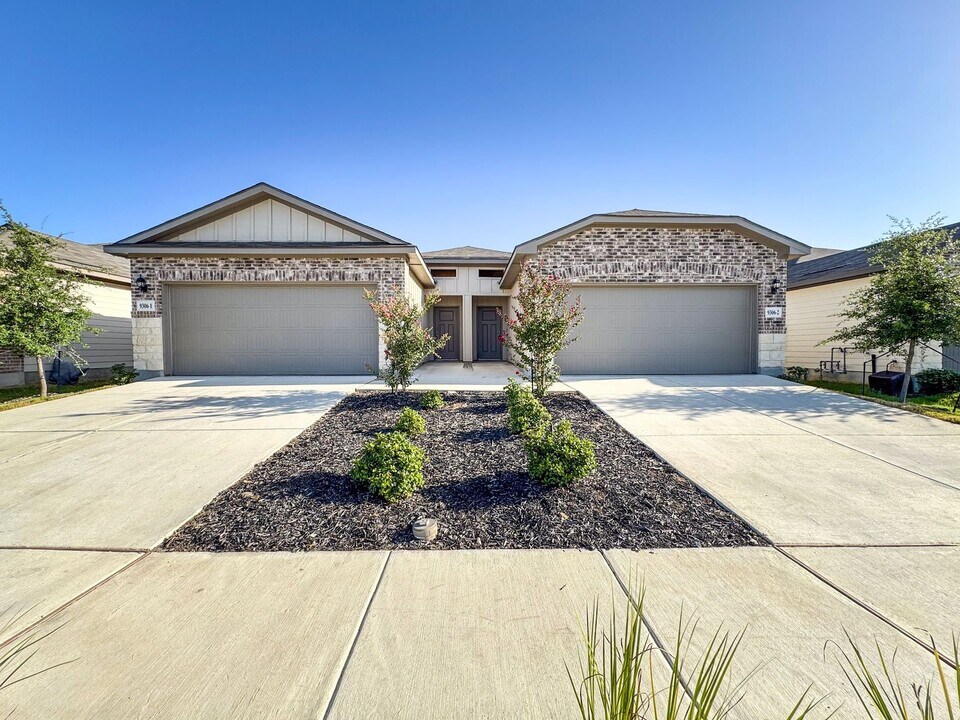 9306 Frio Lndg in Converse, TX - Foto de edificio