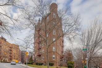 Castle Court in Kew Gardens, NY - Building Photo - Building Photo