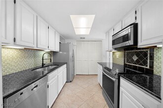 3052 Kings Lake Blvd in Naples, FL - Building Photo - Building Photo