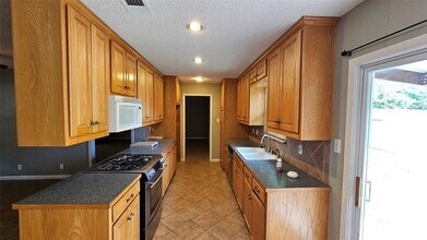 806 Gilmore St in Taylor, TX - Building Photo - Building Photo