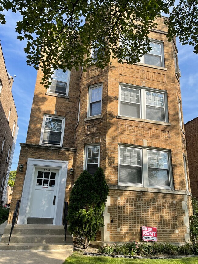 8209 Knox Ave Apartments and Nearby Skokie Apartments For Rent Skokie, IL