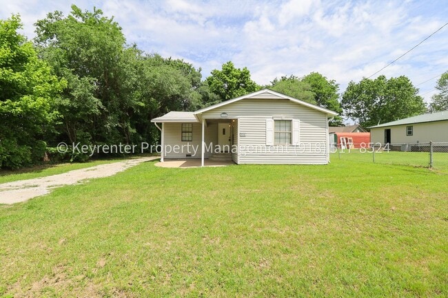 504 W Chestnut St in Coweta, OK - Building Photo - Building Photo