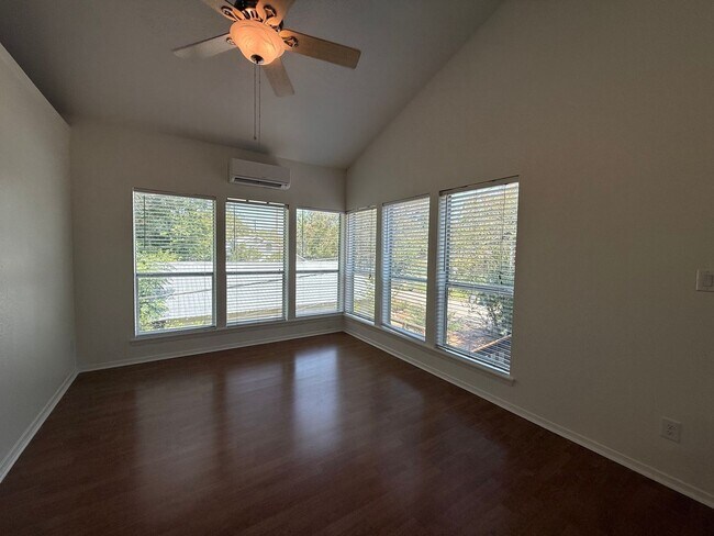 2708 French Pl in Austin, TX - Foto de edificio - Building Photo