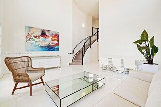 16060 NW 89th Ct in Miami Lakes, FL - Building Photo - Building Photo