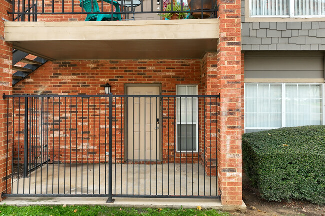 Columbine Condominiums in Arlington, TX - Building Photo - Building Photo