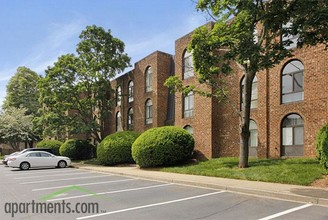 The Commons of McLean in McLean, VA - Foto de edificio - Building Photo