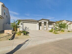 18050 W Creedance Blvd in Surprise, AZ - Building Photo - Building Photo
