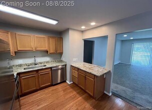 2445 Torquay Ave, Unit 112 in Royal Oak, MI - Building Photo - Building Photo