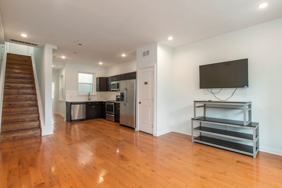 1517 W Seybert St in Philadelphia, PA - Building Photo
