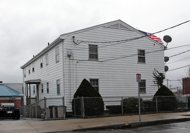 261 Chelsea St in Everett, MA - Foto de edificio - Building Photo