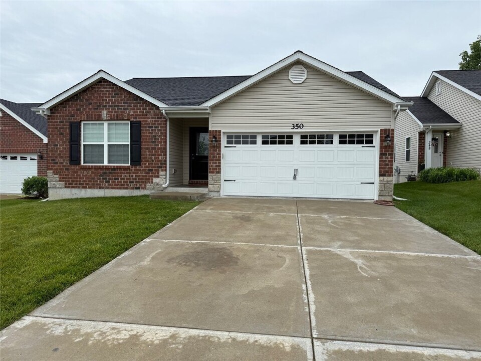 350 Stone Village Dr in Wentzville, MO - Building Photo