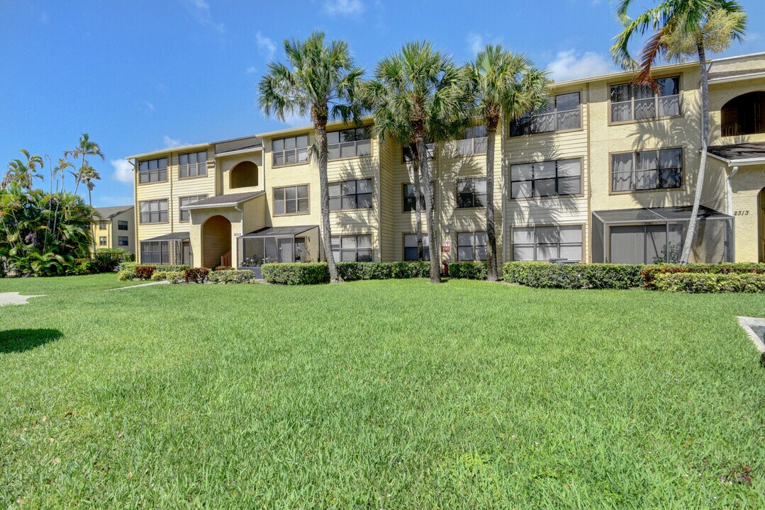 2313 N Congress Ave in Boynton Beach, FL - Building Photo