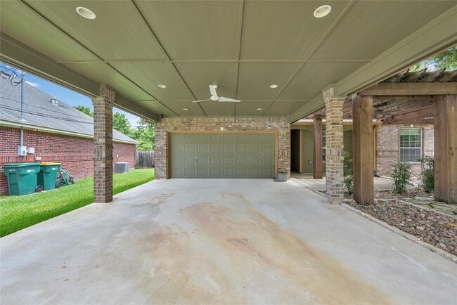 419 E Hunting Tower Run in Montgomery, TX - Building Photo - Building Photo