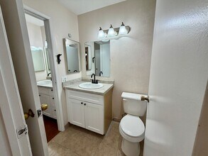 2238 E Desert Inn Rd in Las Vegas, NV - Building Photo - Building Photo
