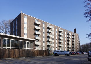 College Towers in Kent, OH - Foto de edificio - Building Photo