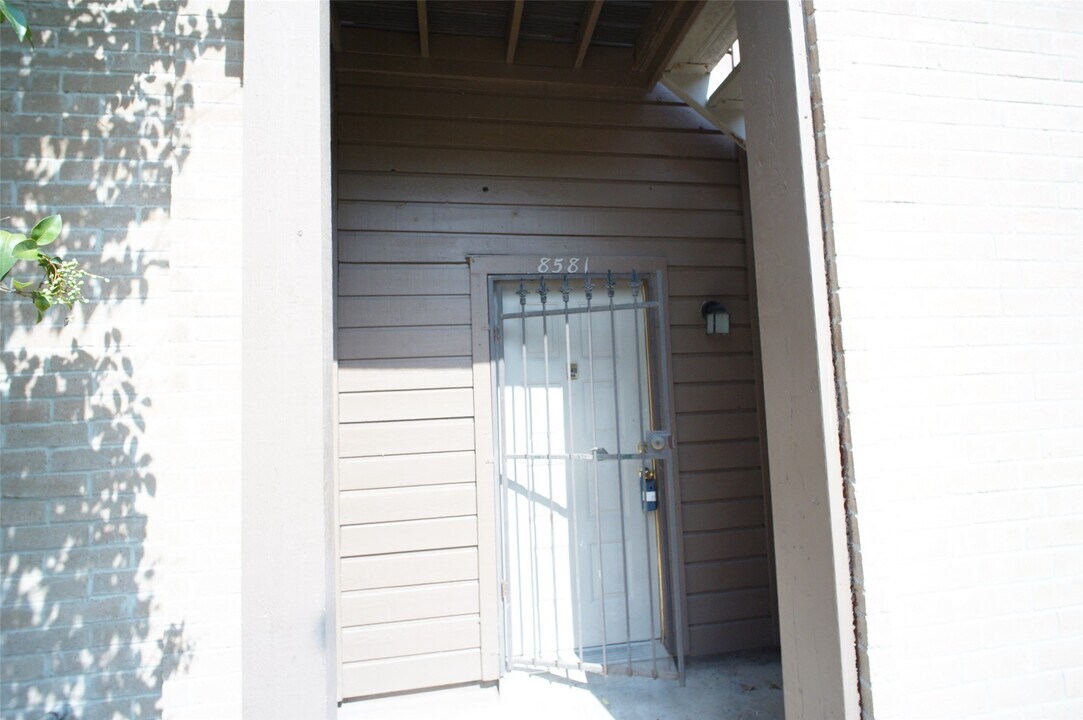 8581 Sands Point Dr in Houston, TX - Foto de edificio