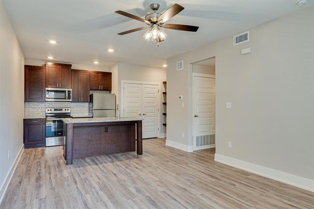 115 W Jones St-Unit -105 in Krum, TX - Building Photo