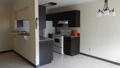 Beverly Apartments in Laredo, TX - Foto de edificio - Interior Photo