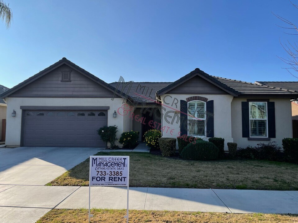 2019 N Lindsay Ct in Visalia, CA - Building Photo