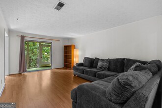 2390 Lawrenceville Hwy in Decatur, GA - Foto de edificio - Building Photo