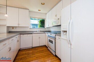 81 Walnut Ave in Atherton, CA - Building Photo - Building Photo