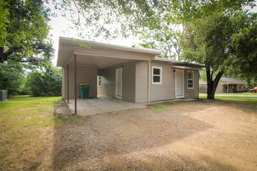 1321 S Houston Ave in Russellville, AR - Building Photo