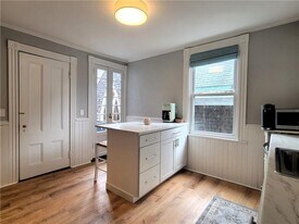 22 Annandale Rd in Newport, RI - Building Photo