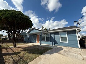 611 N Eastwood St in Houston, TX - Building Photo